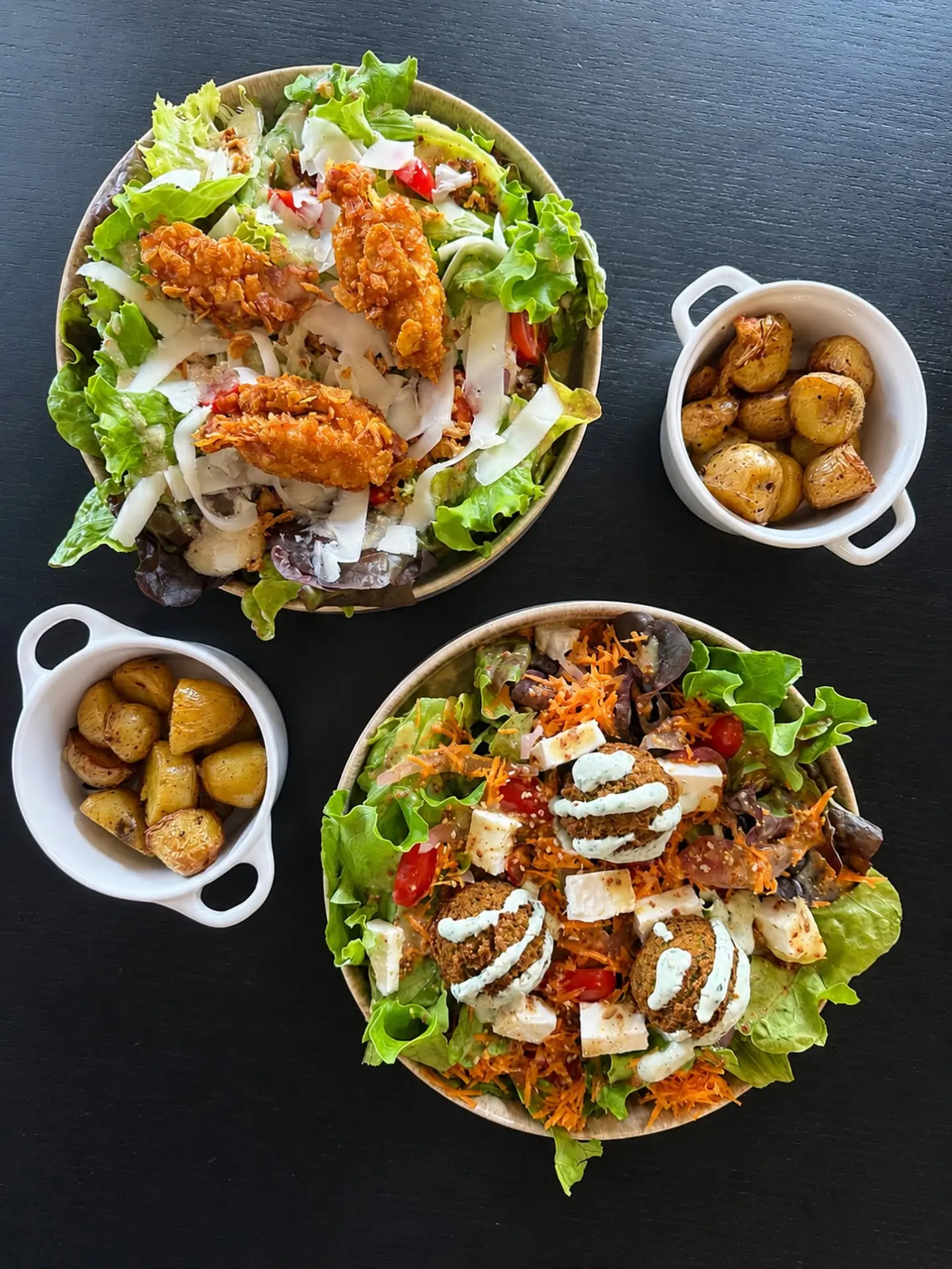 Salades composées et pommes de terre grenaille servies à L'Espelette