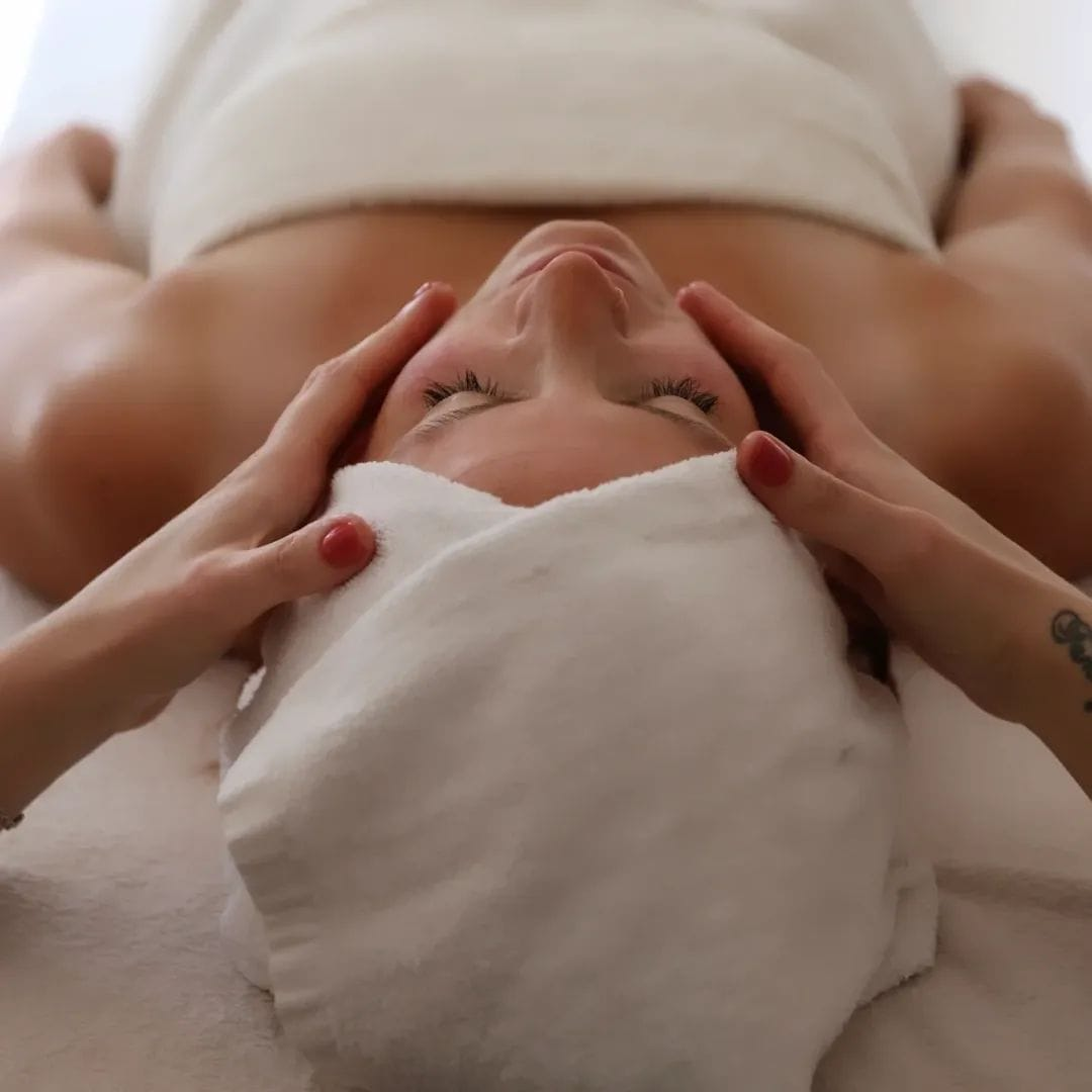 Massage du visage, serviette nouée