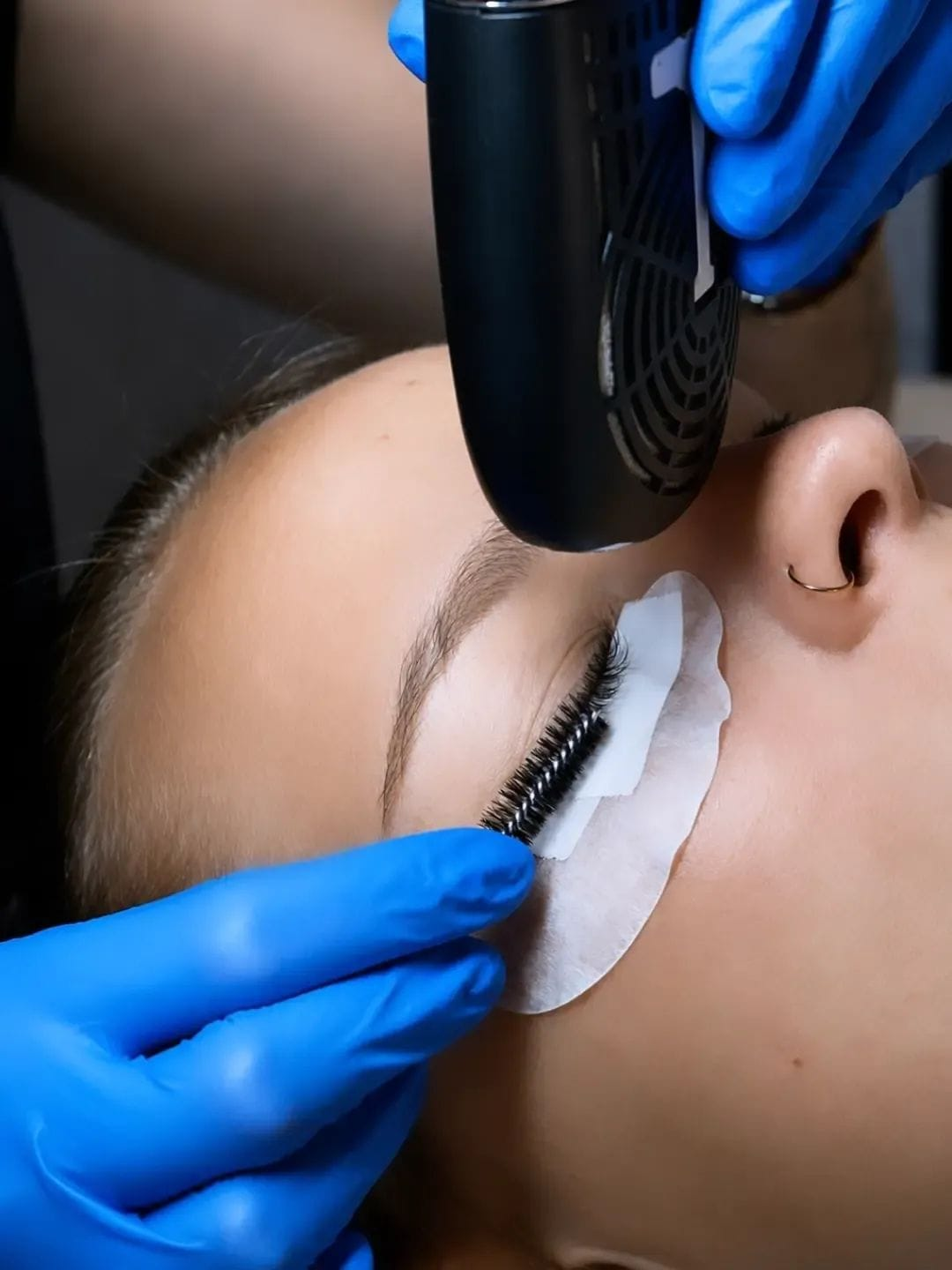 Séchage et brossage des extensions de cils