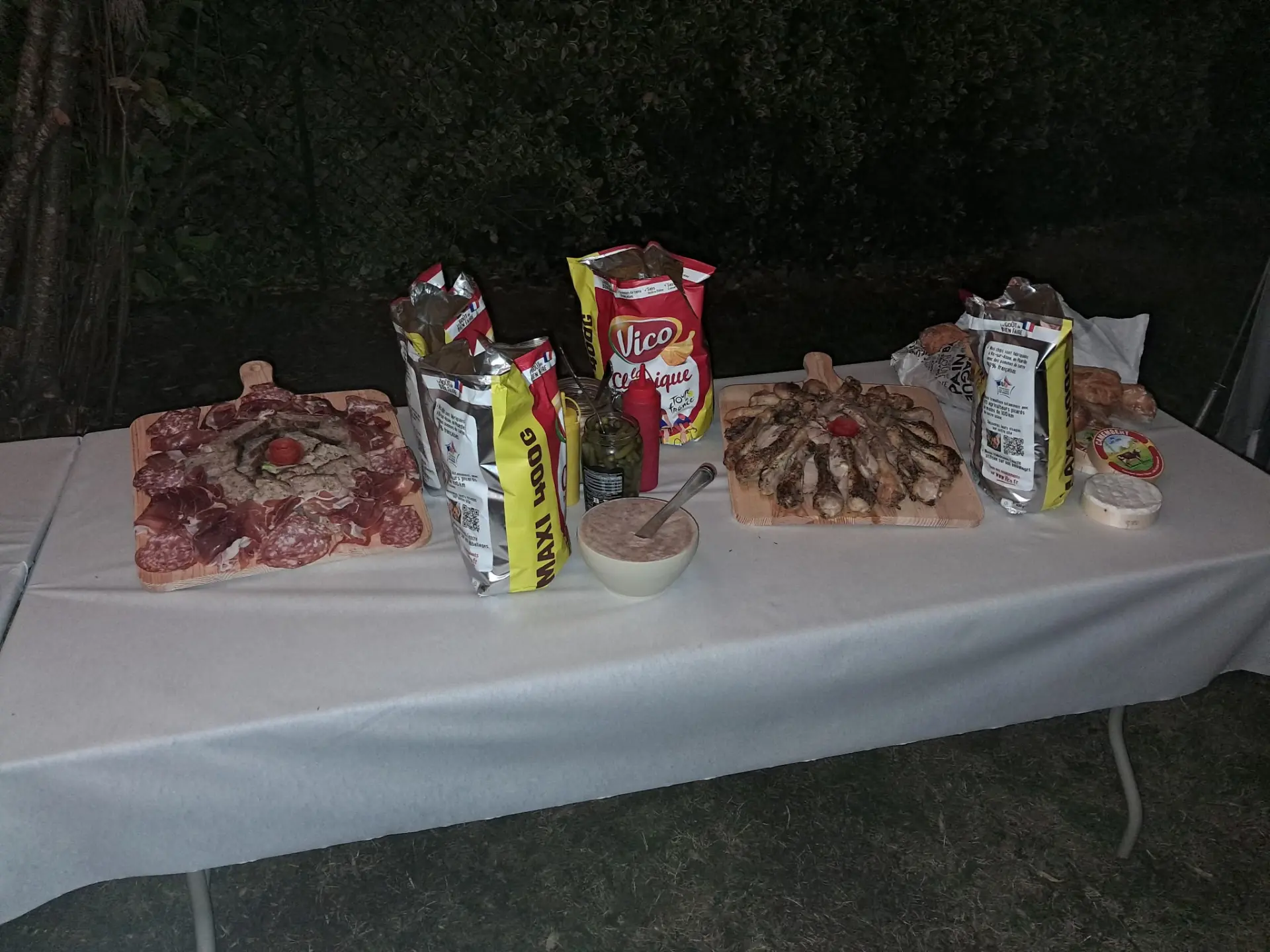 Buffet froid Chez Popo dressé sur table : planche de charcuterie, viandes rôties, pain, fromages et condiments