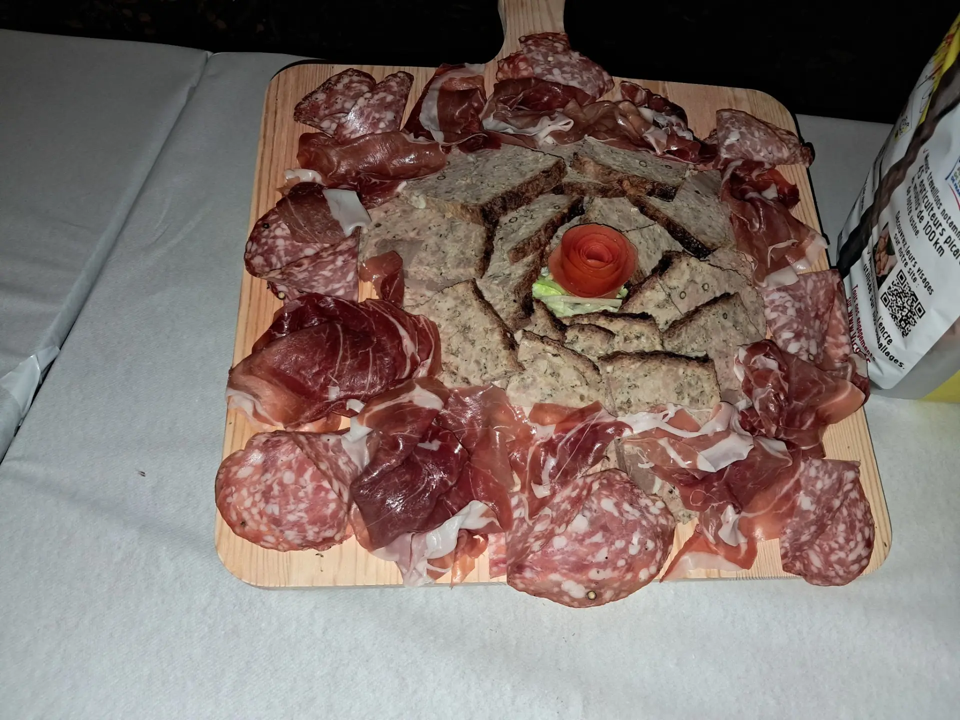 Planche de charcuterie et pâté en croûte dressée en rosace sur planche en bois, Chez Popo