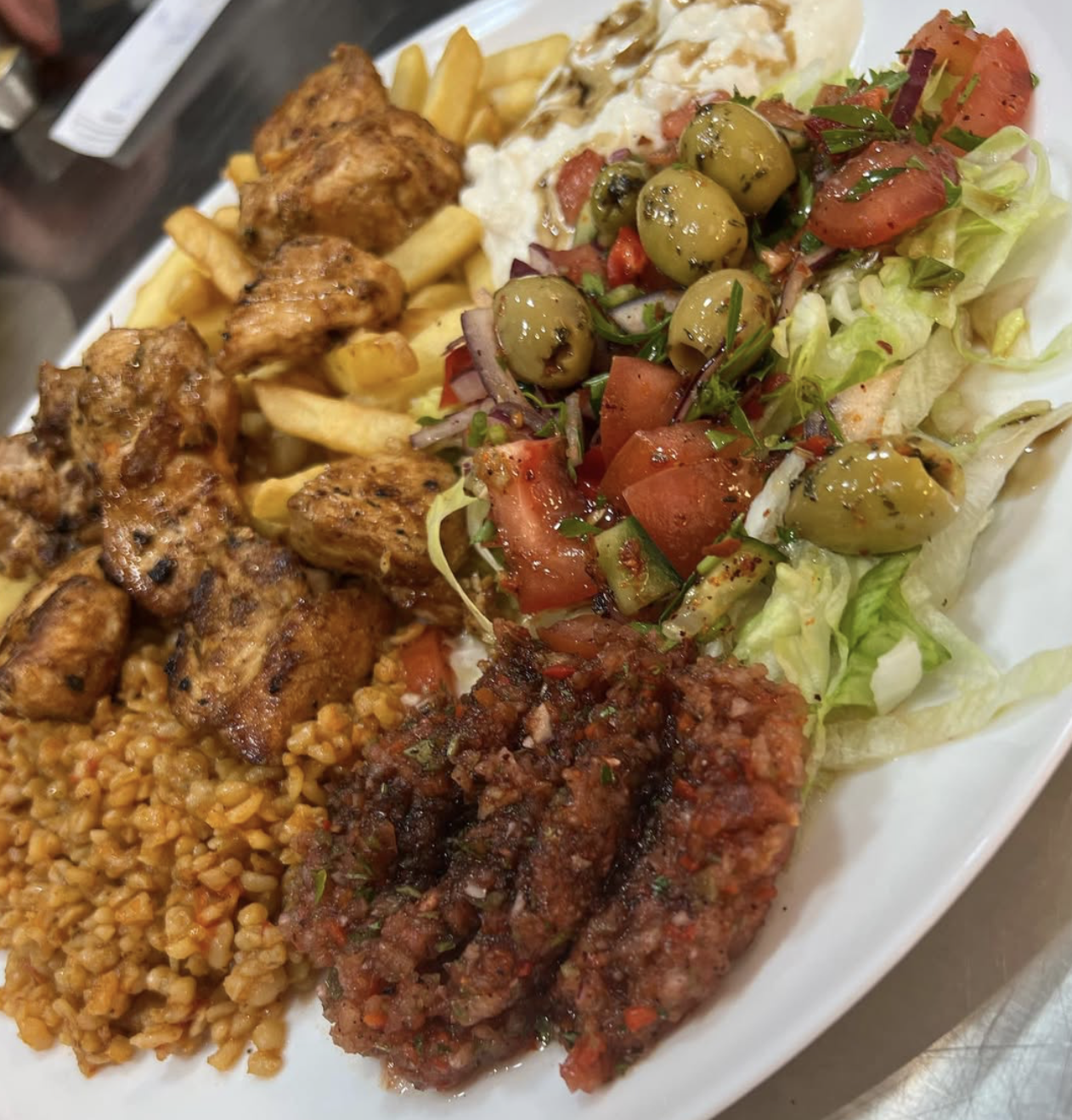 Assiette de grillades Gold'n Grill : poulet mariné, kefta, boulgour, frites et salade turque