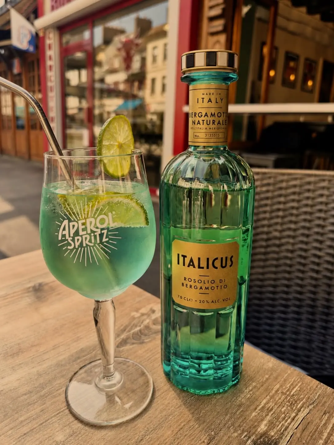 Cocktail maison au bergamote servi en terrasse à Pacy-sur-Eure