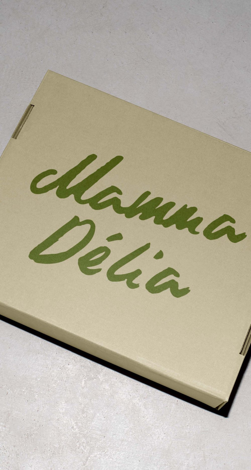 Enseigne olive Mamma Délia Napolitaine Pizza suspendue en façade