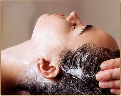 Massage du cuir chevelu lors d’un head spa