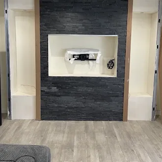 Habillage mural pierre et niches LED — salon