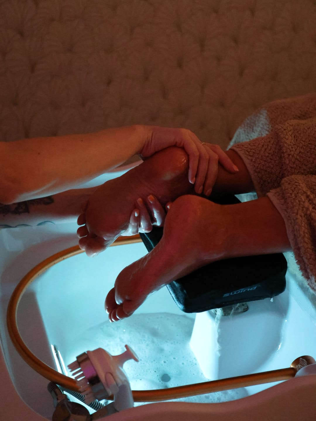 Foot spa dans le grand bac blanc