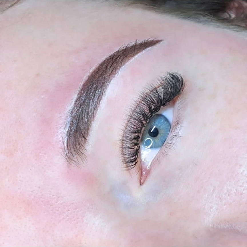 Extension de cils volume et sourcils restructurés