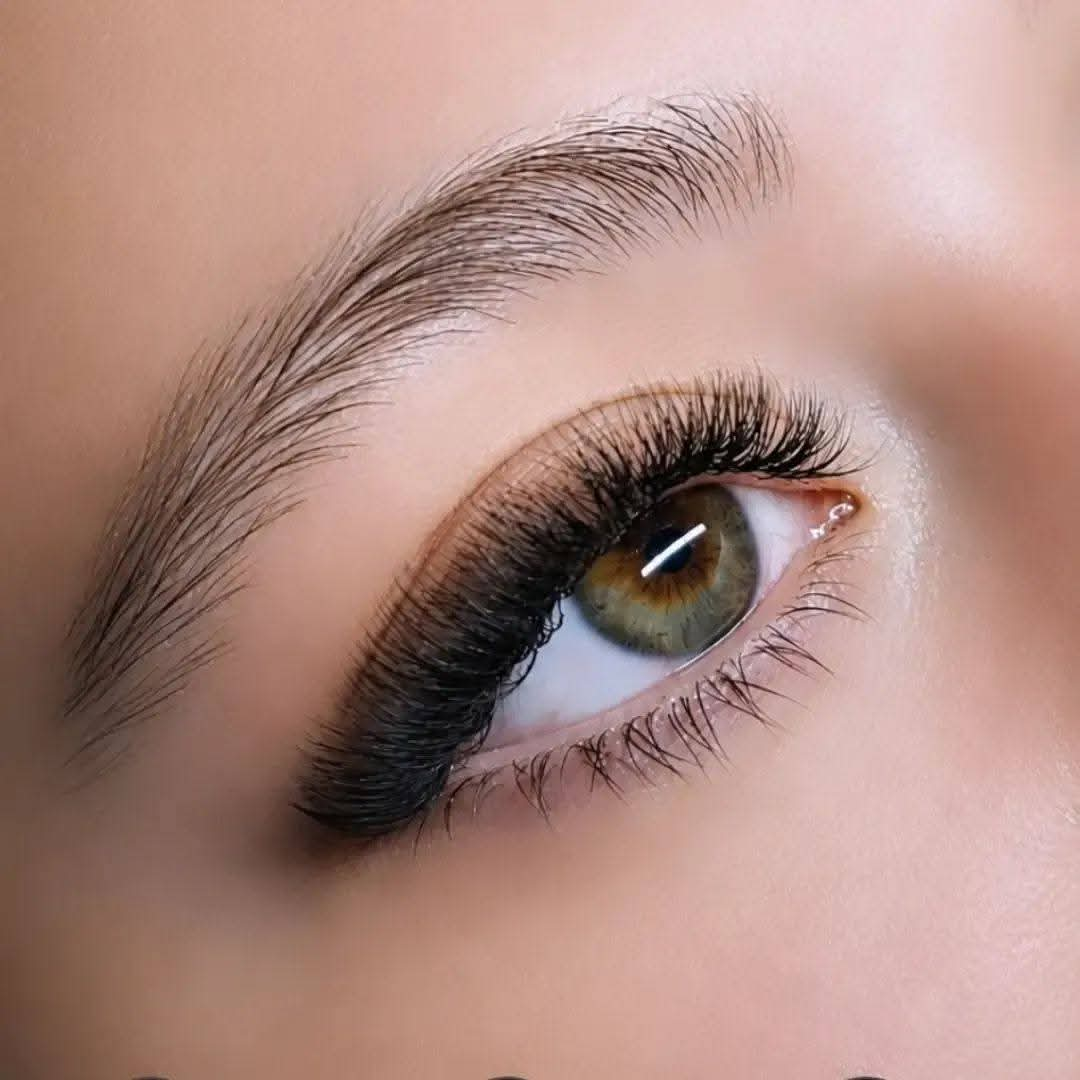 Extensions de cils et sourcils structurés