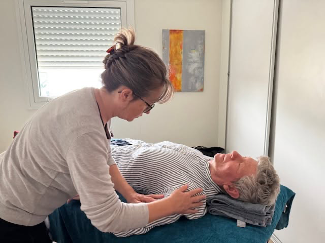 Séance de Gestalt Massage®, praticienne travaillant sur le dos et les épaules