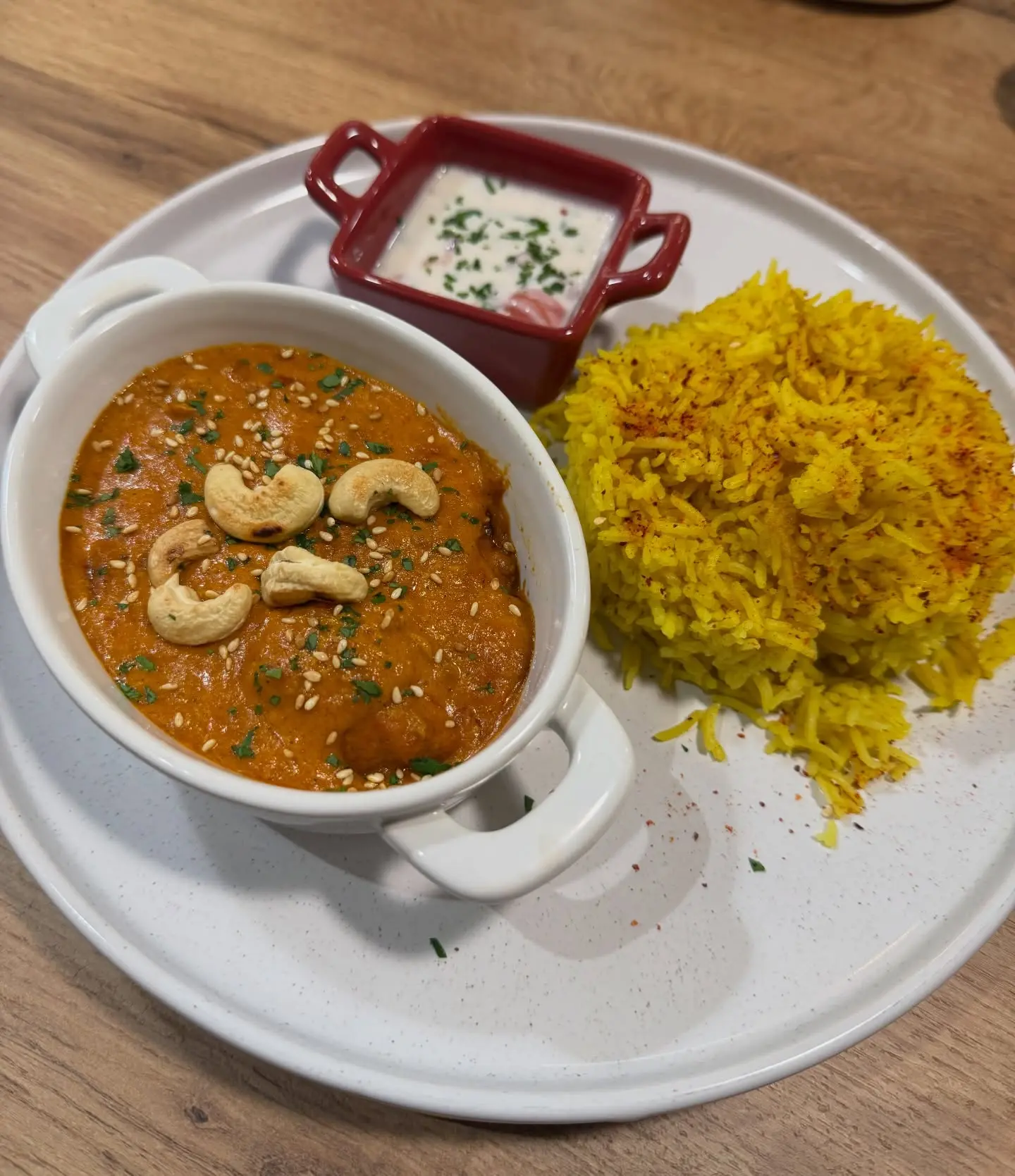 Curry maison servi avec riz safrané et sauce fraîche
