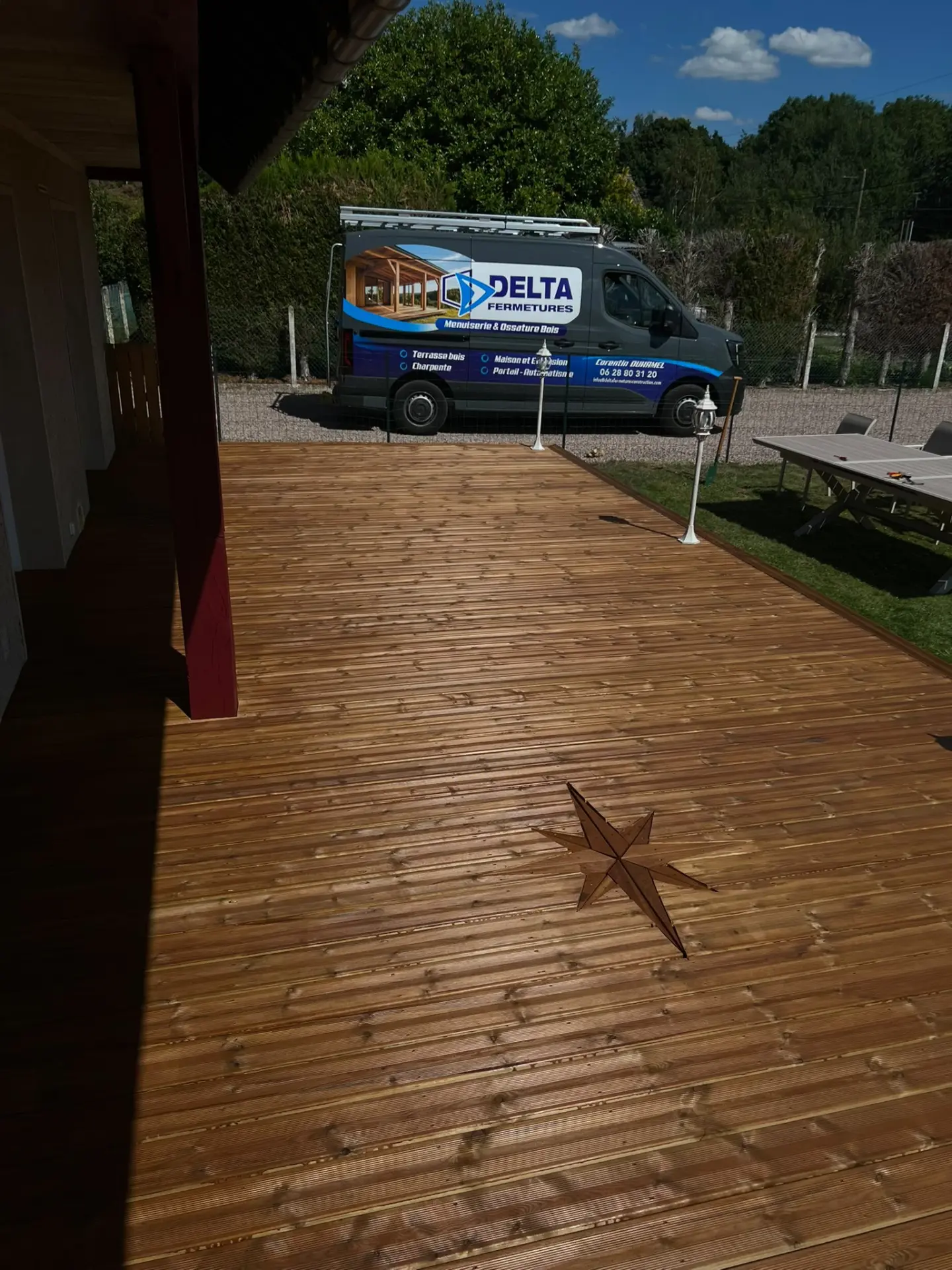 Terrasse bois achevée avec le véhicule Delta Fermetures