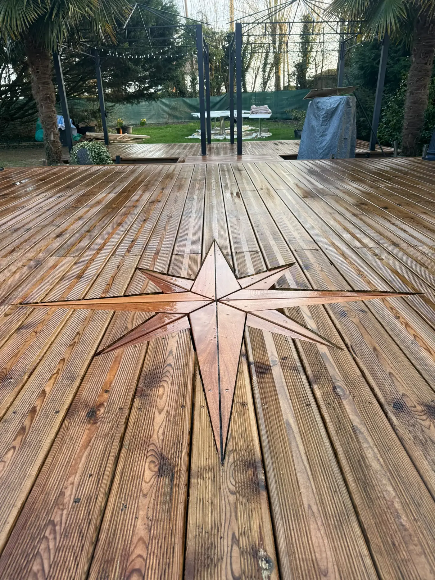 Terrasse bois avec une rose des vents en marqueterie
