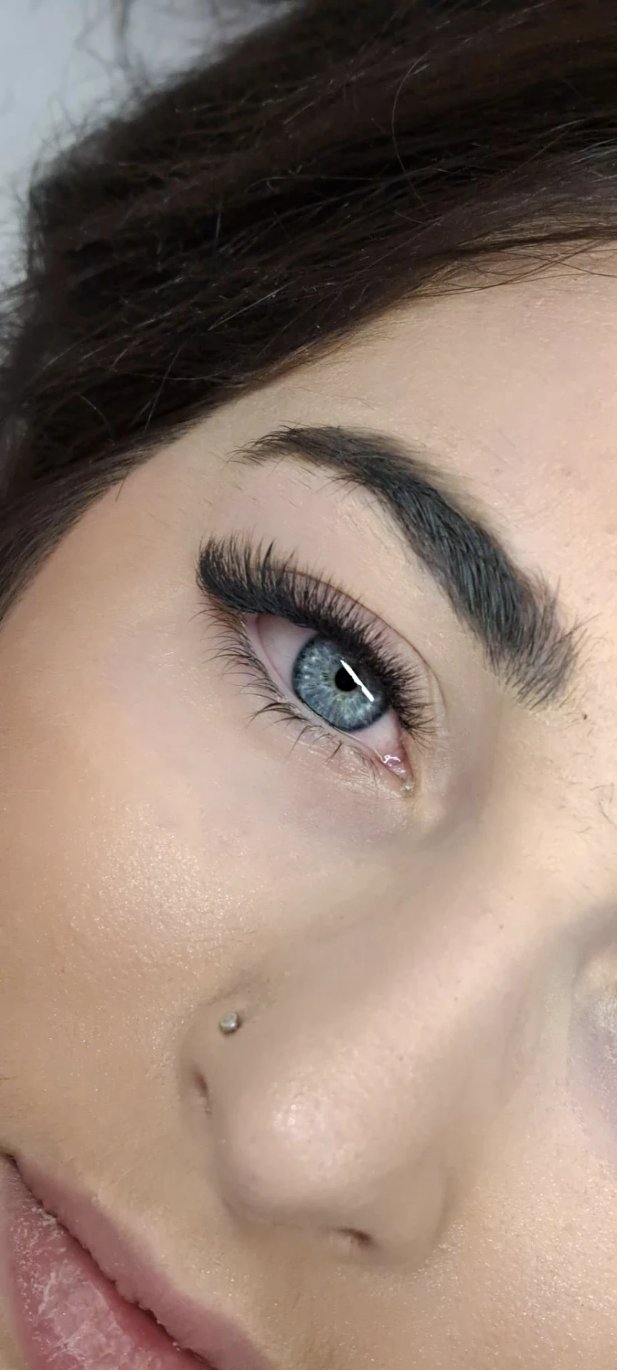 Regard sublimé après une extension de cils