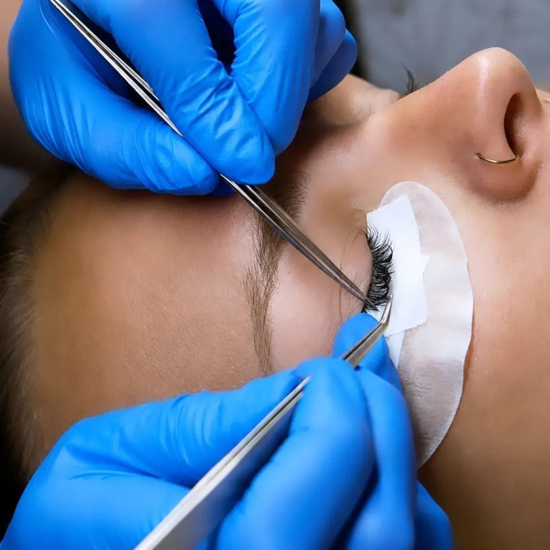 Pose d’extensions de cils à la pince
