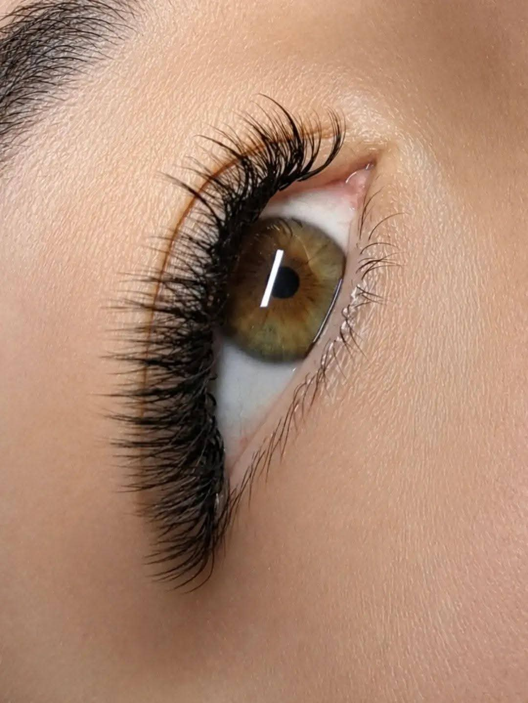 Gros plan d’un regard avec extensions de cils volume