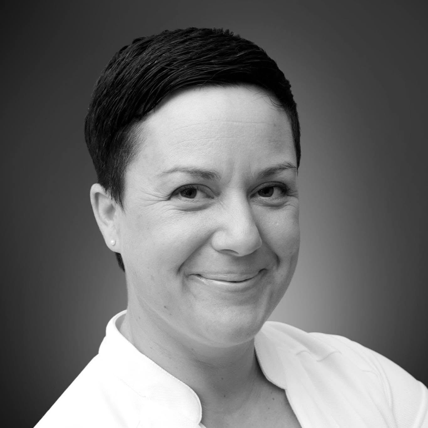 Portrait en noir et blanc de l'esthéticienne du Centre Esthétique à Quimper