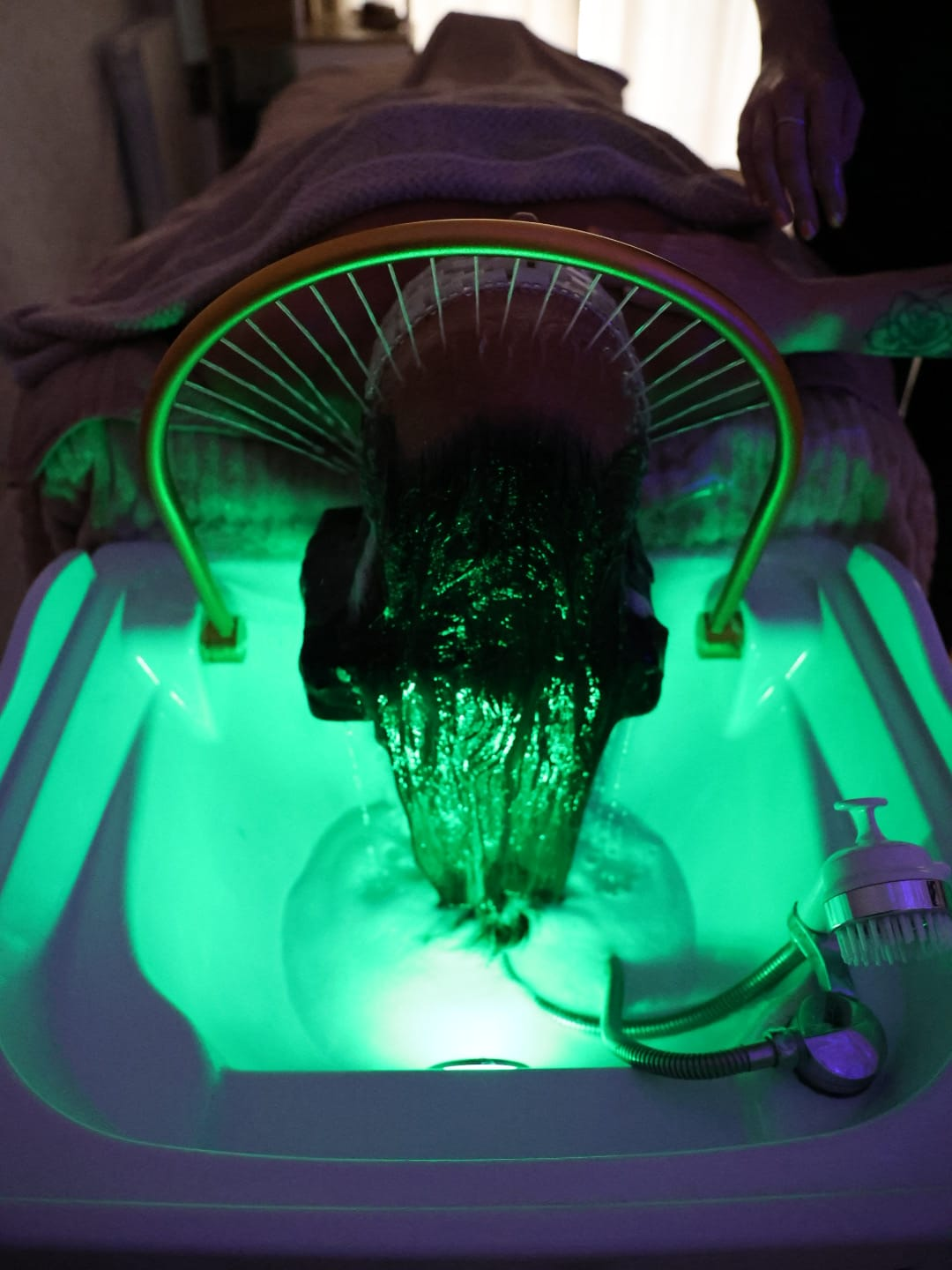 Lavage des cheveux sous la cascade lumineuse du head spa