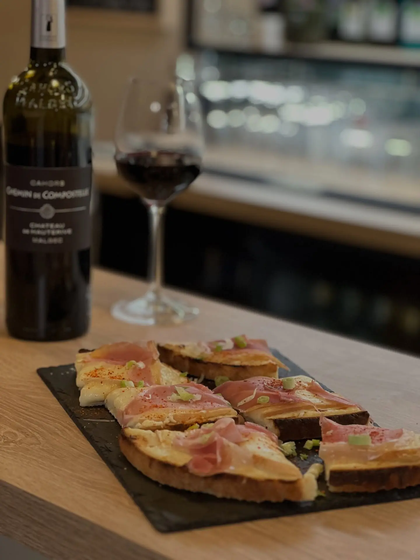 Planches de tapas, olives, charcuterie et vin à L'Espelette