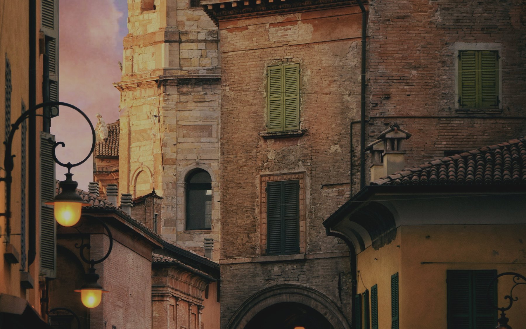 Ruelle italienne aux façades ocre, ambiance napolitaine de Mamma Délia