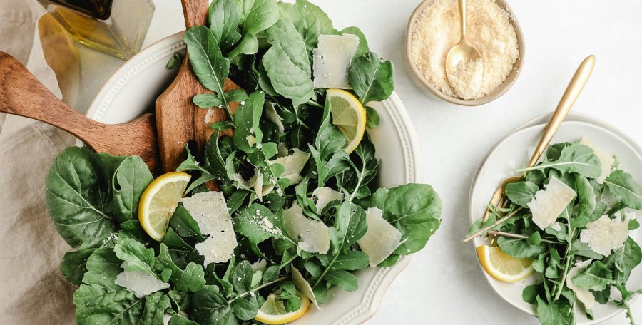 Insalata de roquette, citron et copeaux de parmesan