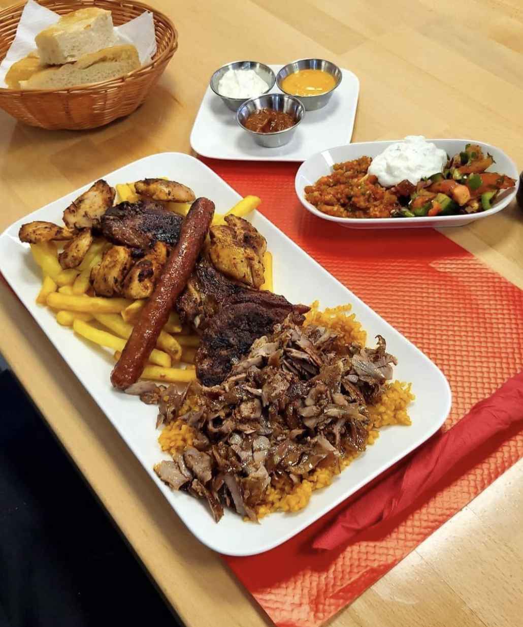 Plateau de grillades mixtes servi chez Gold'n Grill à Pacy-sur-Eure