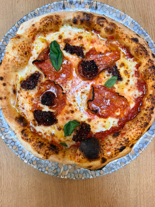 Pizza napolitaine sortie du four, tomate San Marzano et basilic