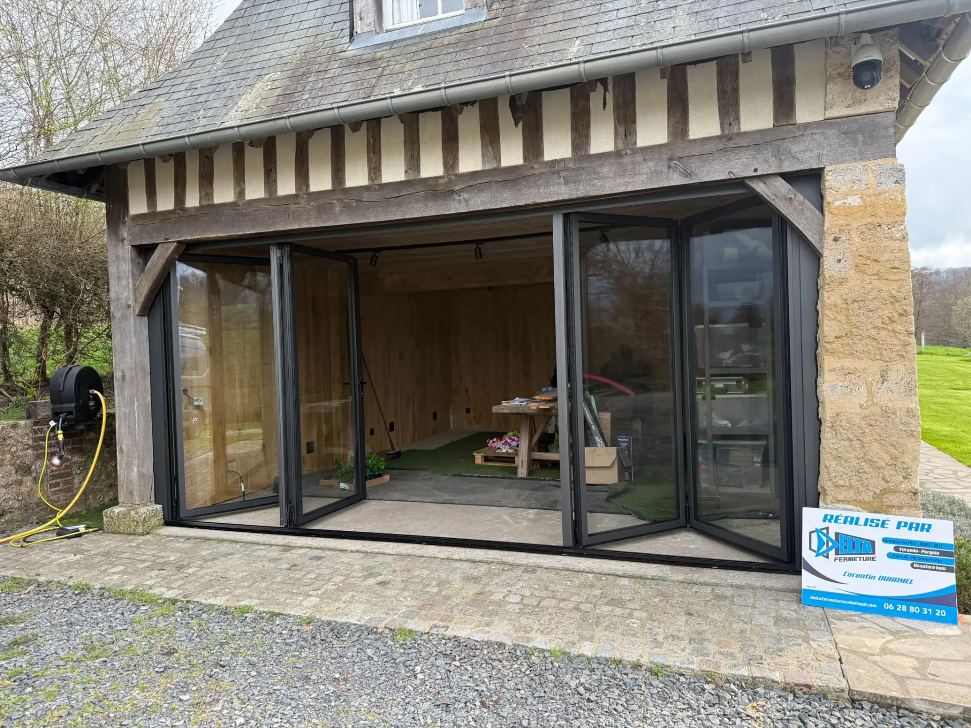 Baies vitrées accordéon installées dans une maison ancienne