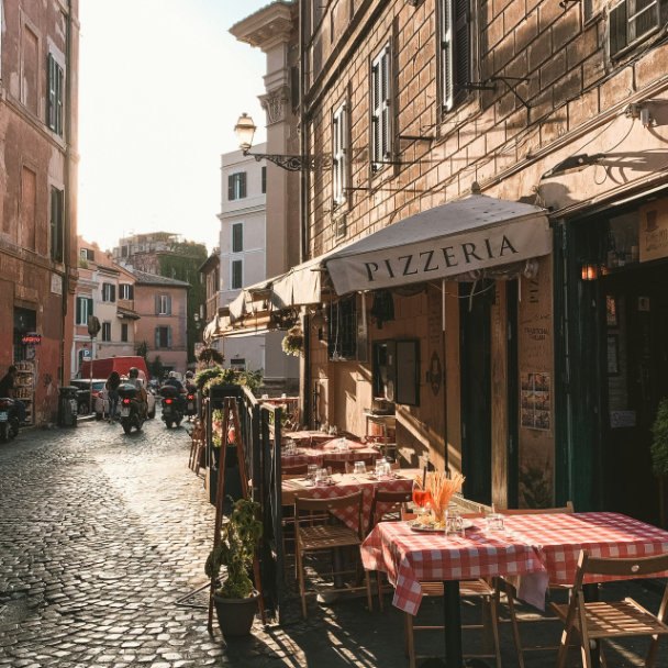 Ruelle italienne animée avec terrasse de pizzeria