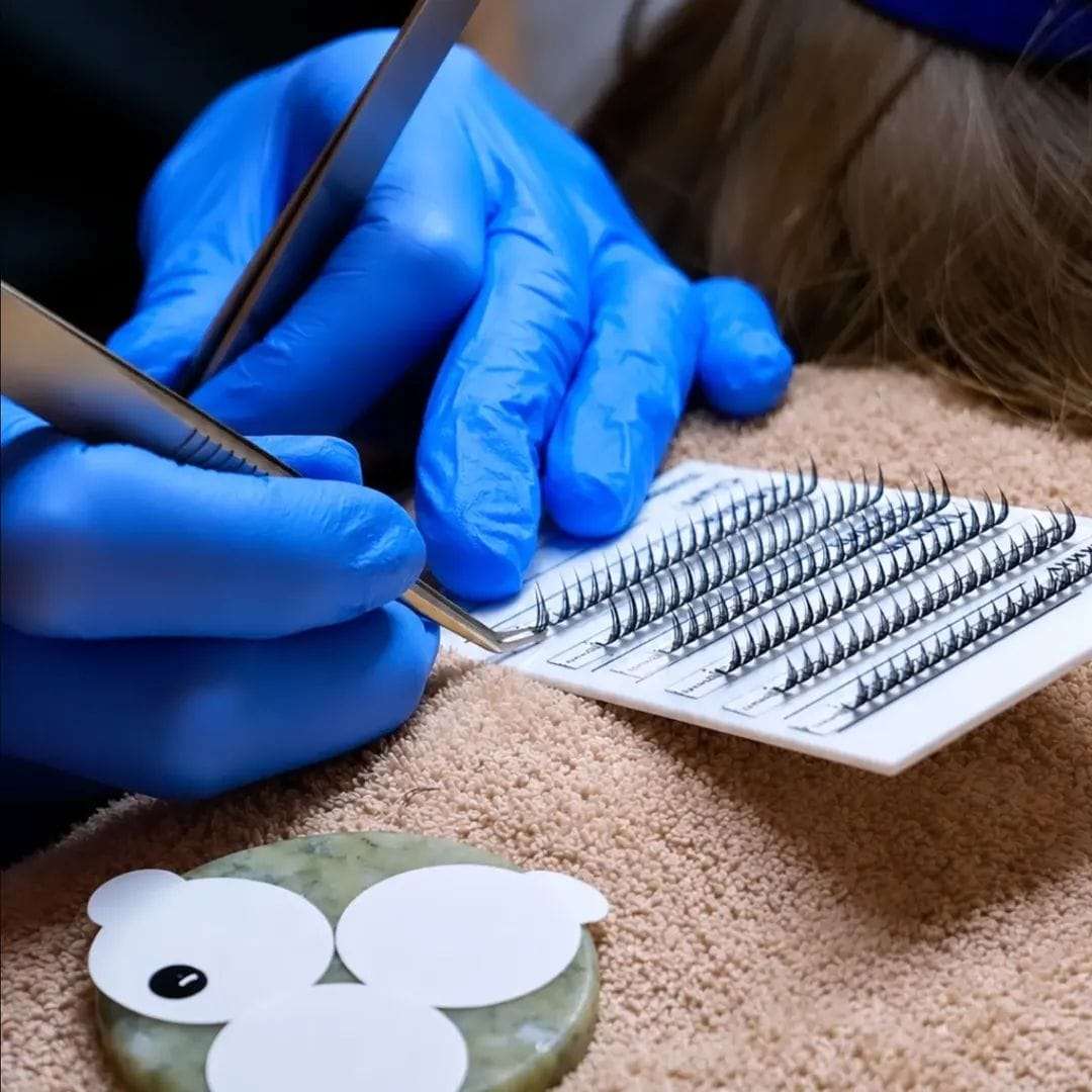 Sélection des cils sur le plateau de pose