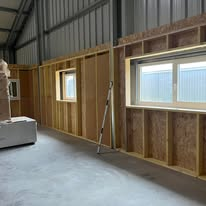 Ossature intérieure en bois avec fenêtres installées