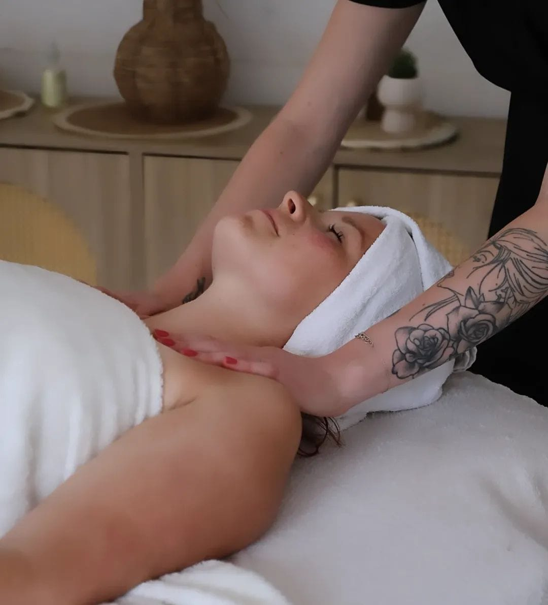 Claire pendant un soin du visage et massage du cou
