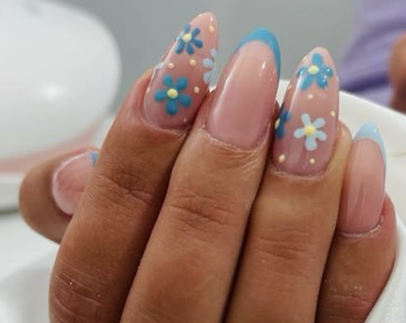 Nail art fleurs bleues et blanches