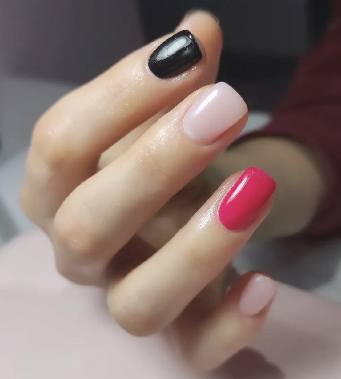 Semi-permanent nude, noir et fuchsia