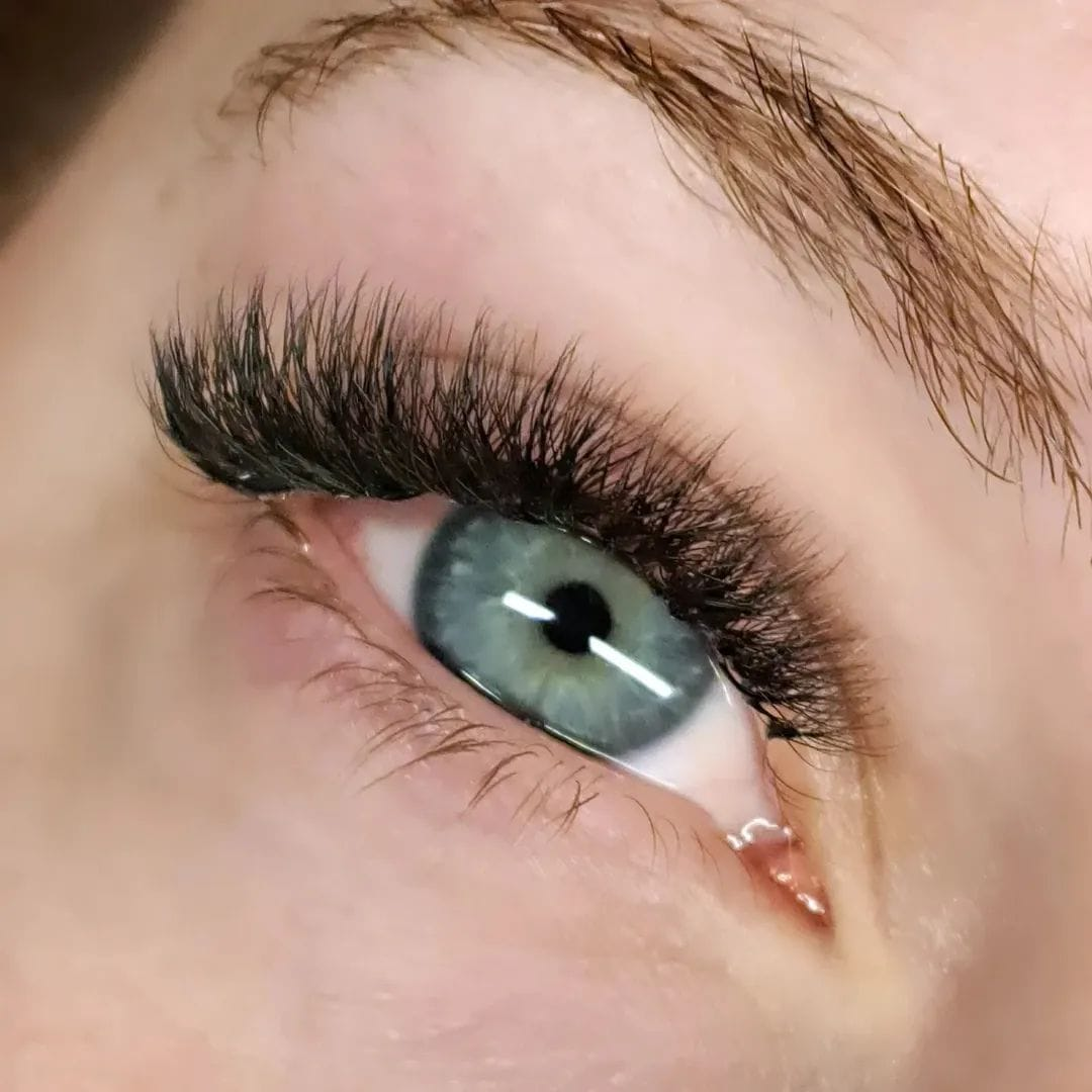 Gros plan d’une extension de cils