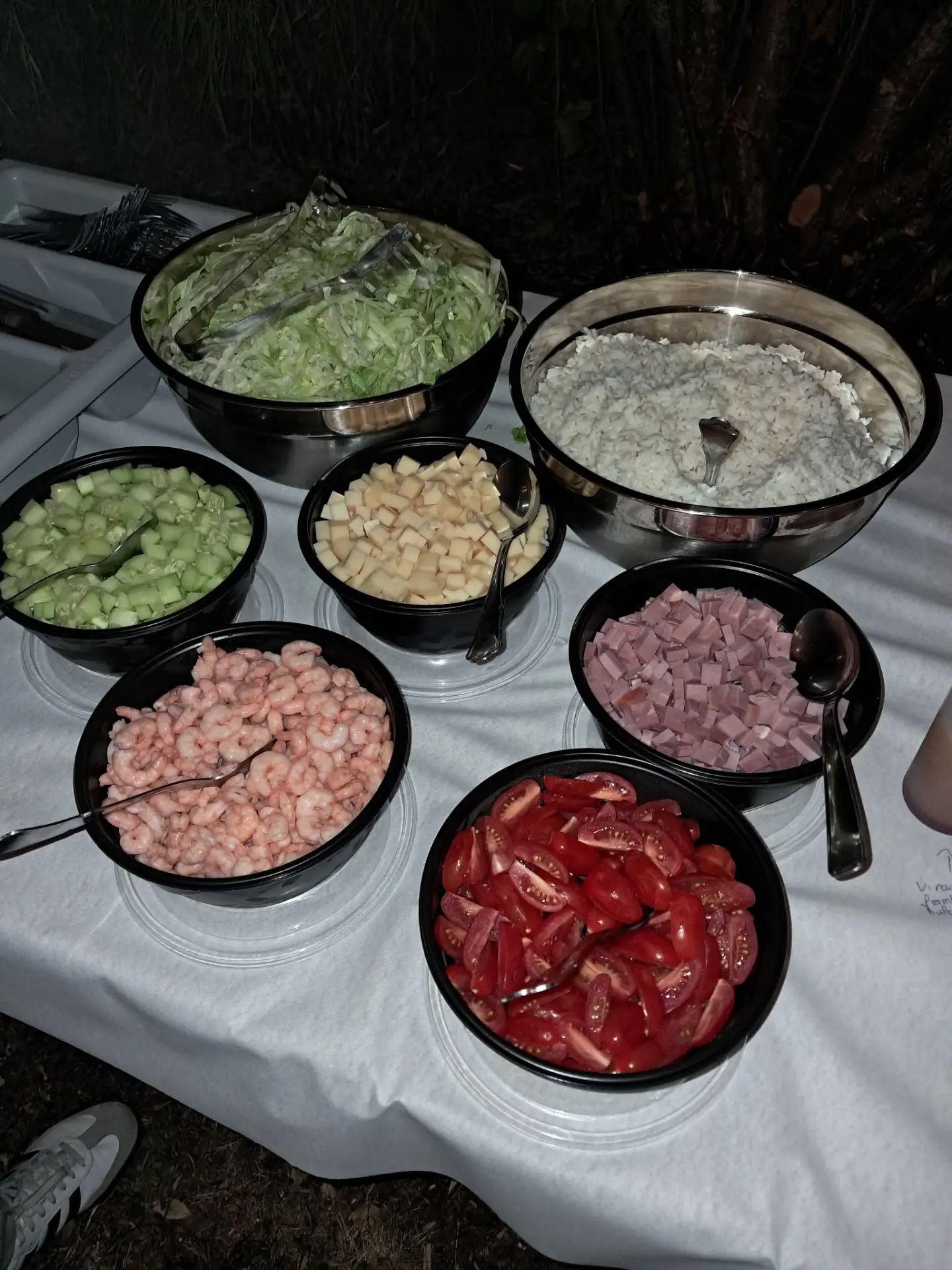 Bar à salades Chez Popo : bols de salade, riz, crevettes, dés de jambon, tomates, concombre et fromage